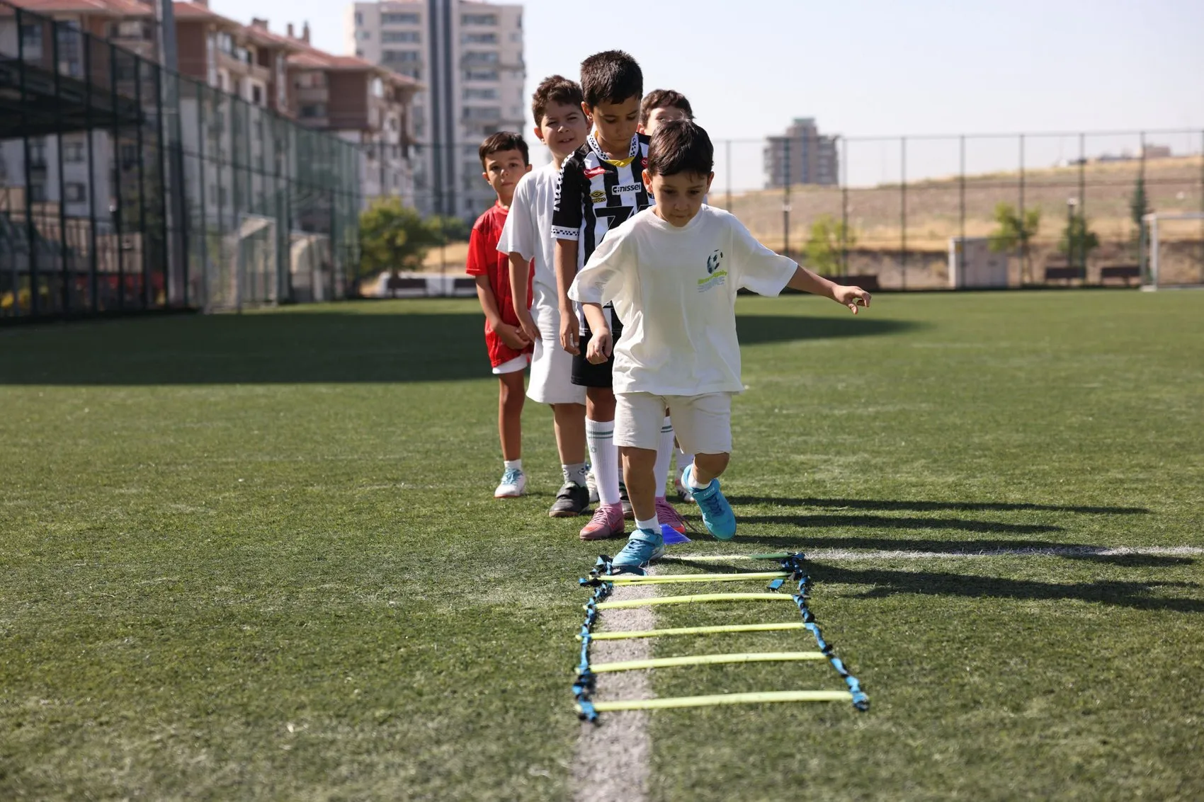 Çankaya'da minik yıldızlar sahadan dopdolu ayrıldı Yaz Futbol Okulu tamamlandı