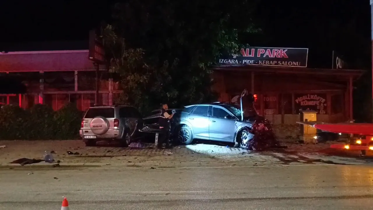 Bursa Nilüfer’de gece yarısı feci kaza 2 kişi hayatını kaybetti