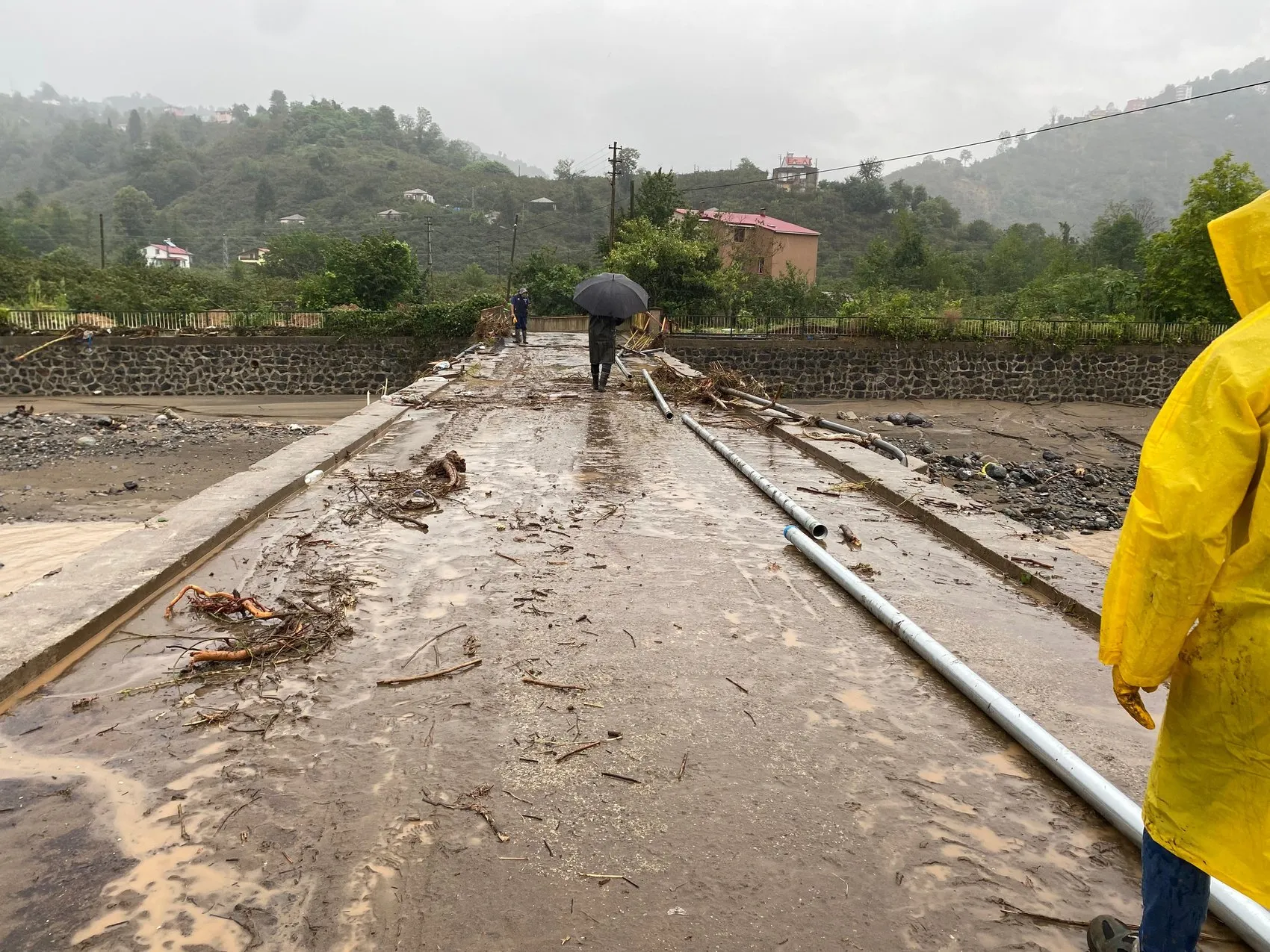 Giresun'da şiddetli sağanak sele dönüştü 2 kişi aranıyor