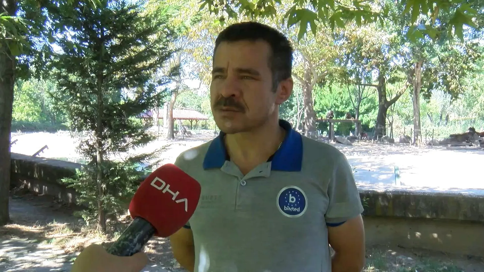 Bursa'da babunlara özel buzlu meyve menüsü