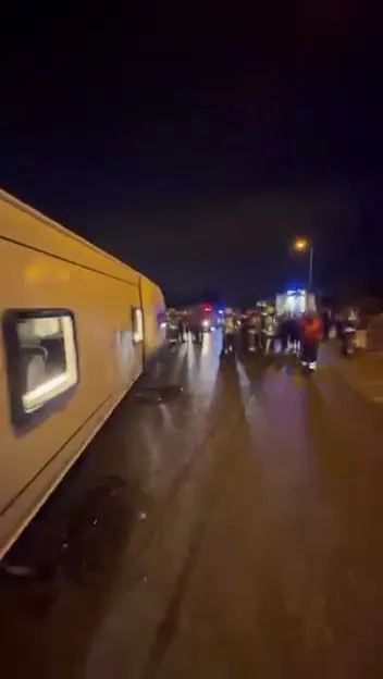 Büyükçekmece'de sabah mesaisi kâbusa döndü Servis otobüsü devrildi, 18 yaralı