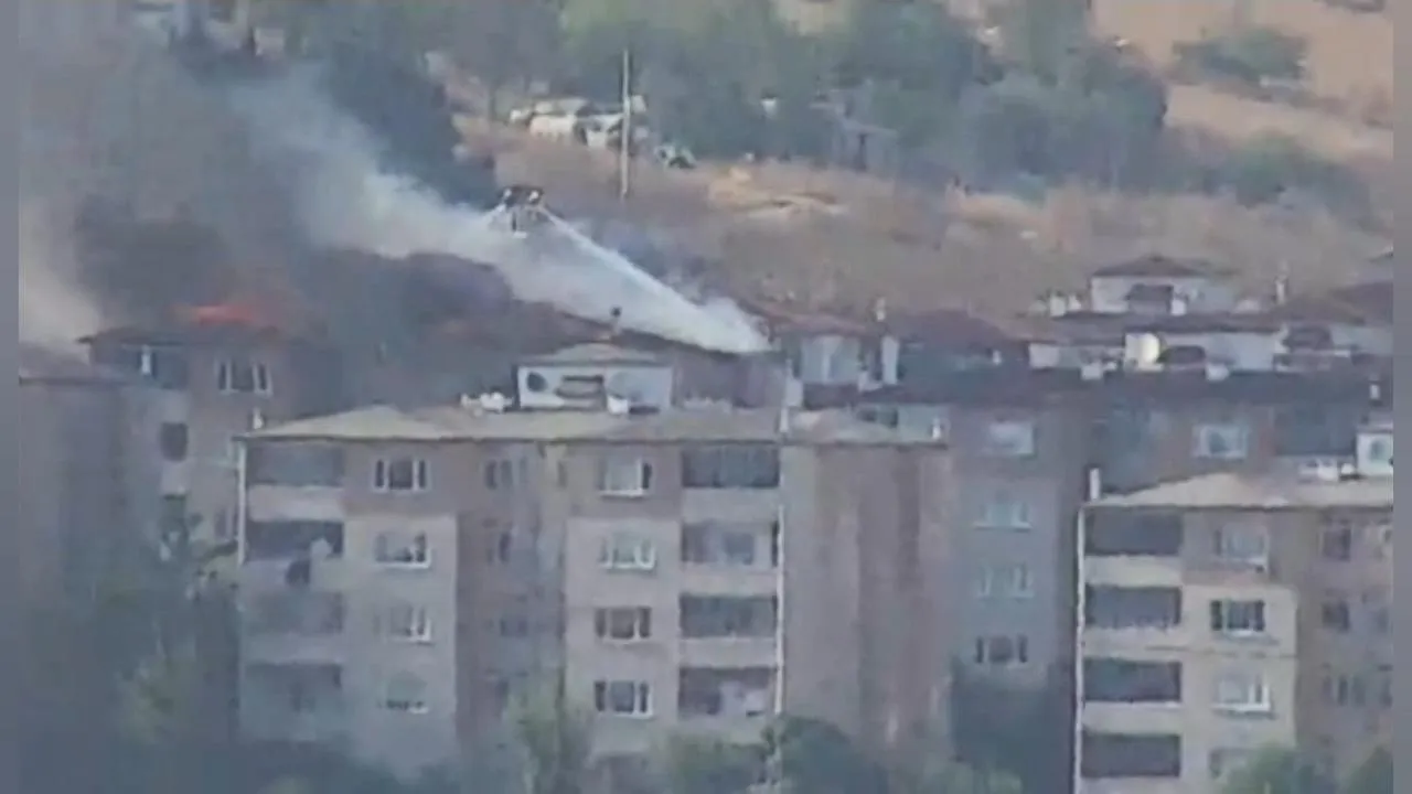 Silivri'de apartman çatısı alev aldı, bina tahliye edildi