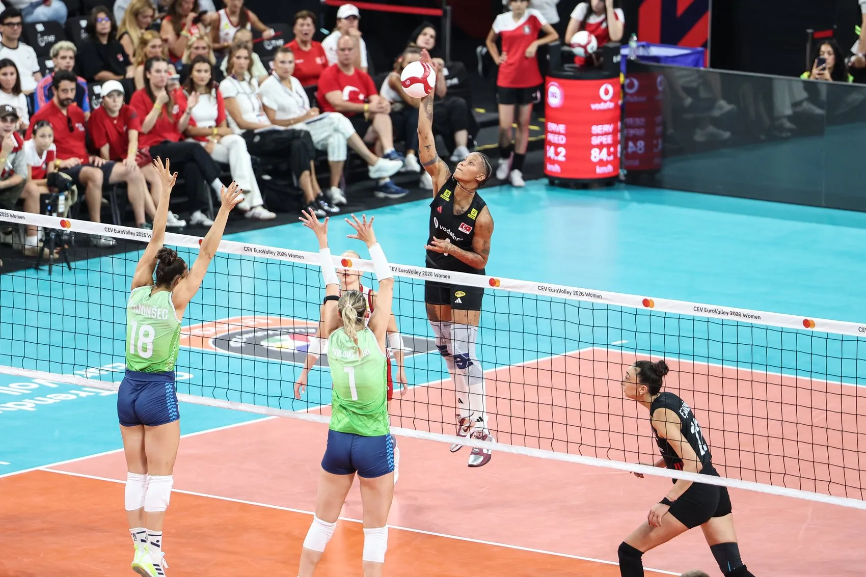 Sultanlar Slovenya'yı Devirdi, Grupta Liderlik Koltuğunda