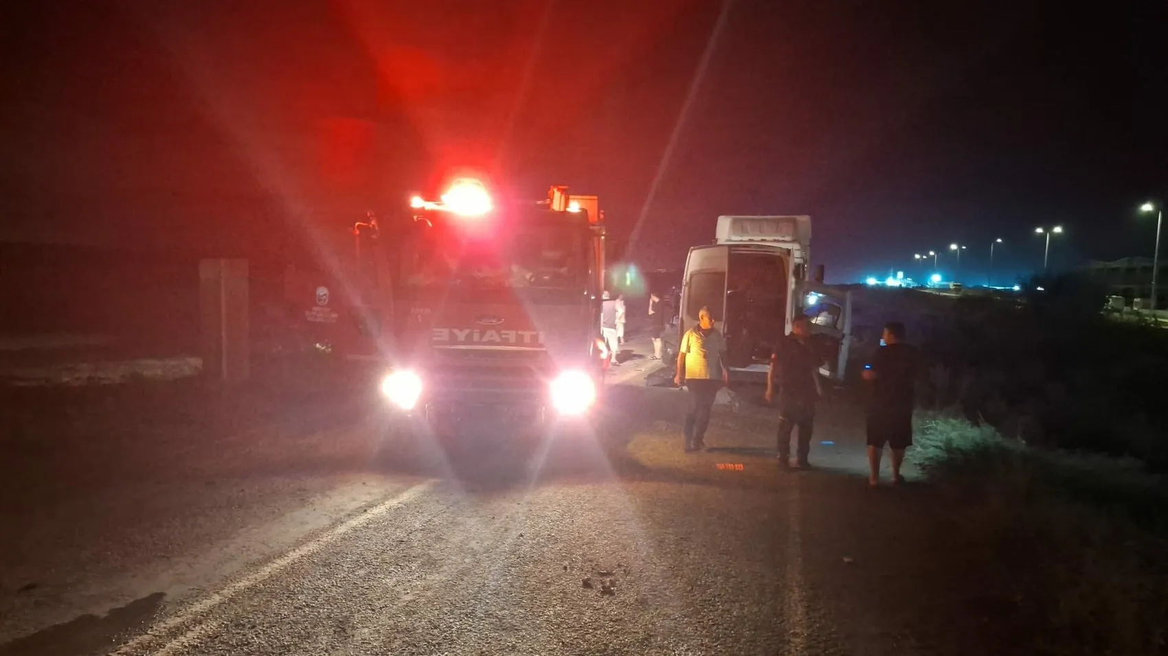 Hatay'da servis minibüsü ve kamyon çarpıştı