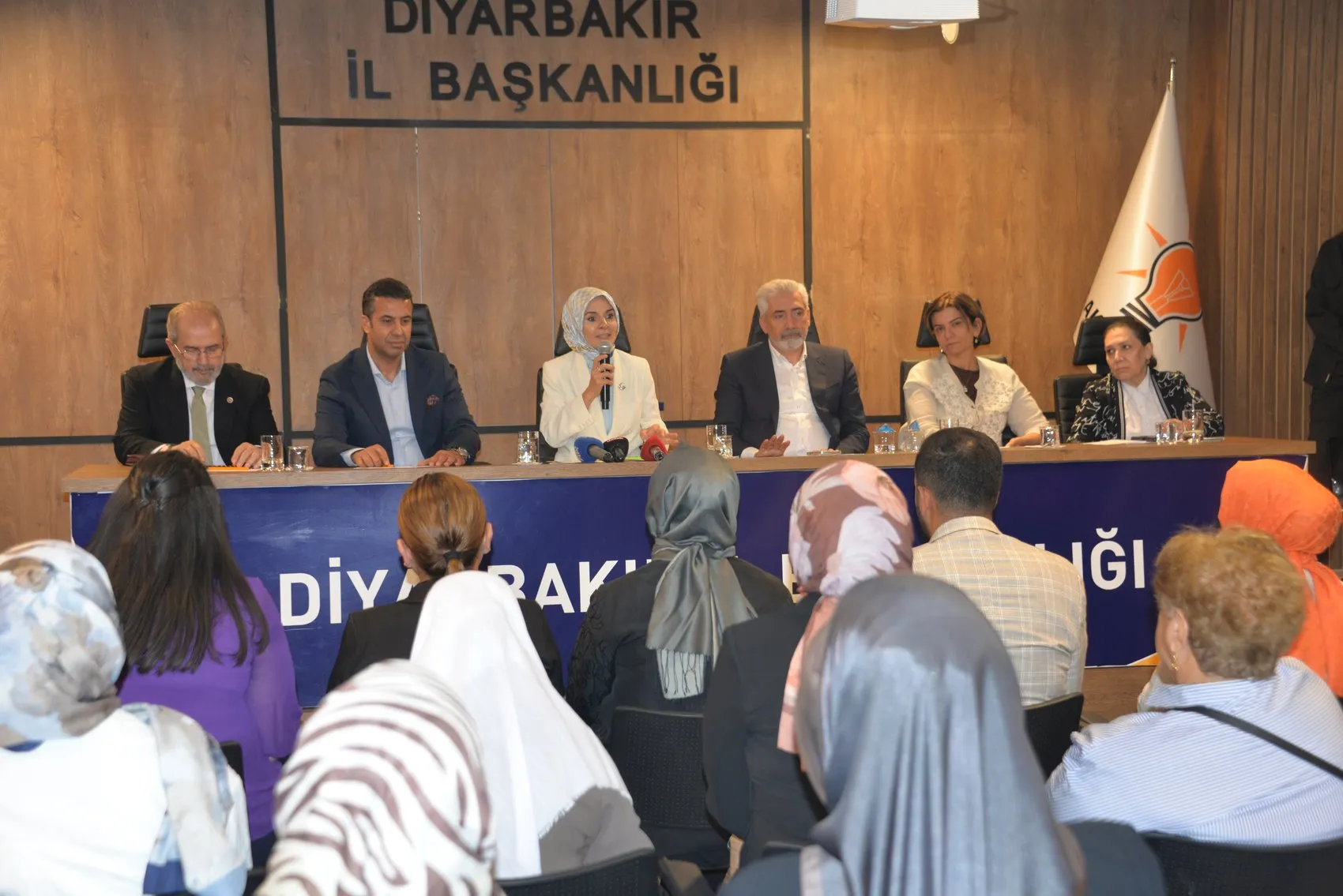 Bakan Göktaş Diyarbakır ziyaretinde huzur mesajı verdi