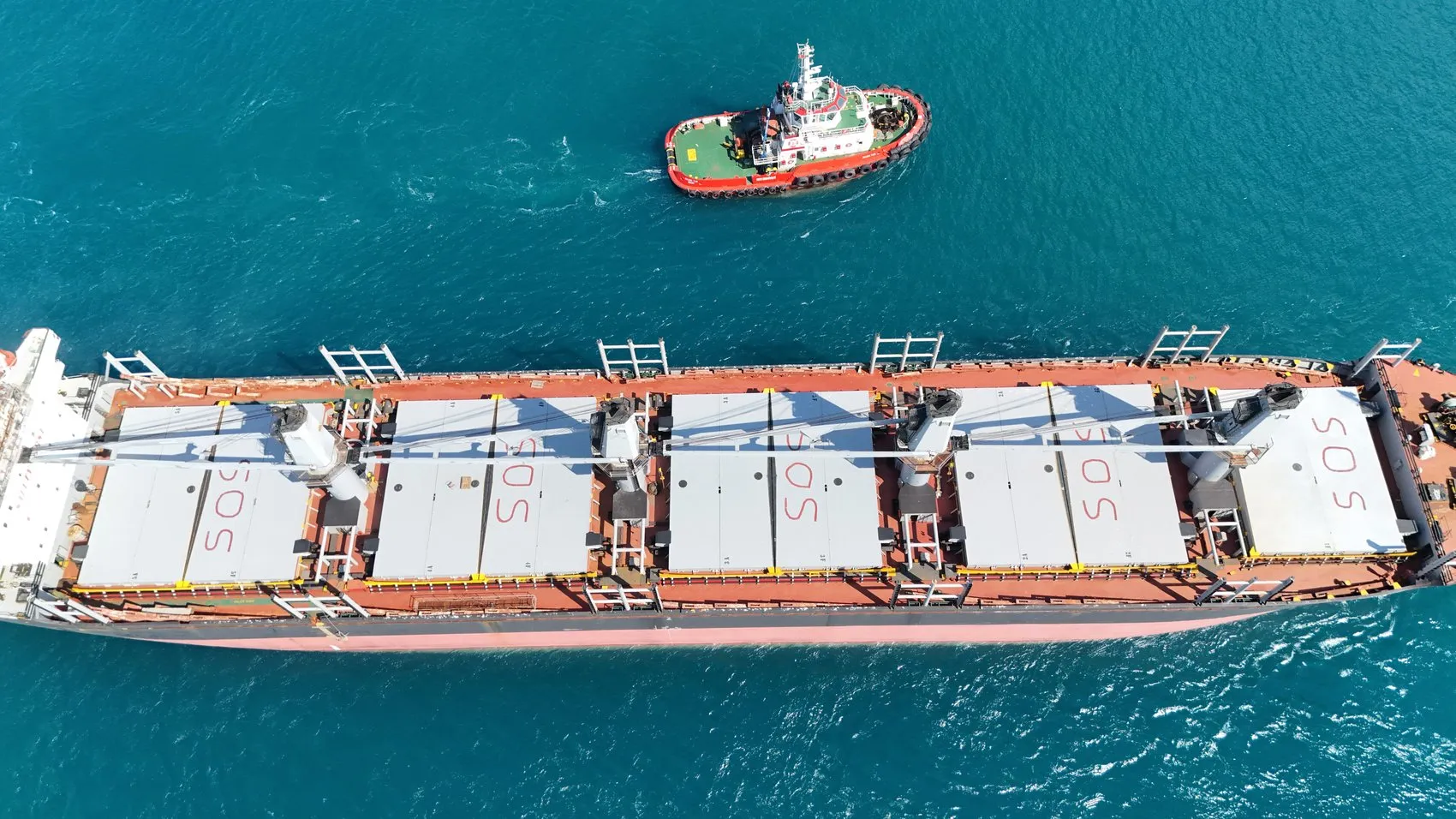 Saldırıya uğrayan yük gemisi İstanbul Boğazı'ndan römorkörlerle geçti
