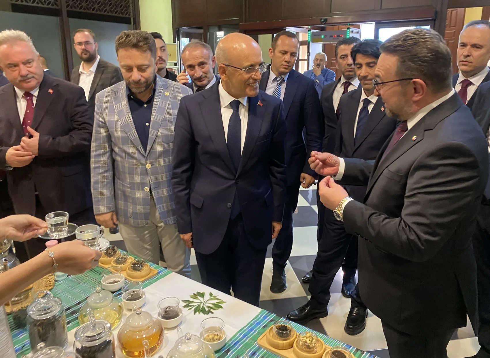 Mehmet Şimşek Rize’de iş dünyasıyla bir araya geldi