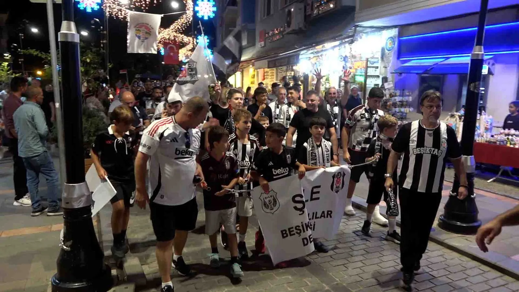 Şile sokaklarında bayram coşkusu: Zafer yürüyüşü renkli görüntülere sahne oldu