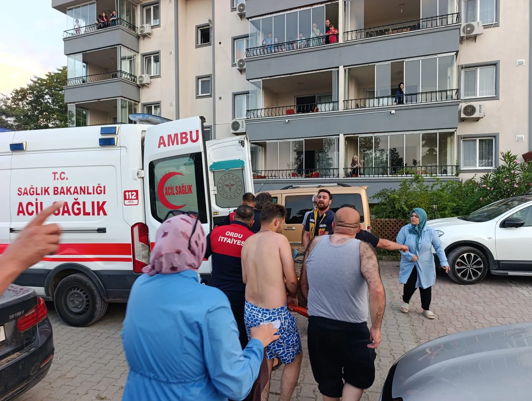 Ünye sahilinde üç arkadaş boğulmaktan son anda kurtuldu