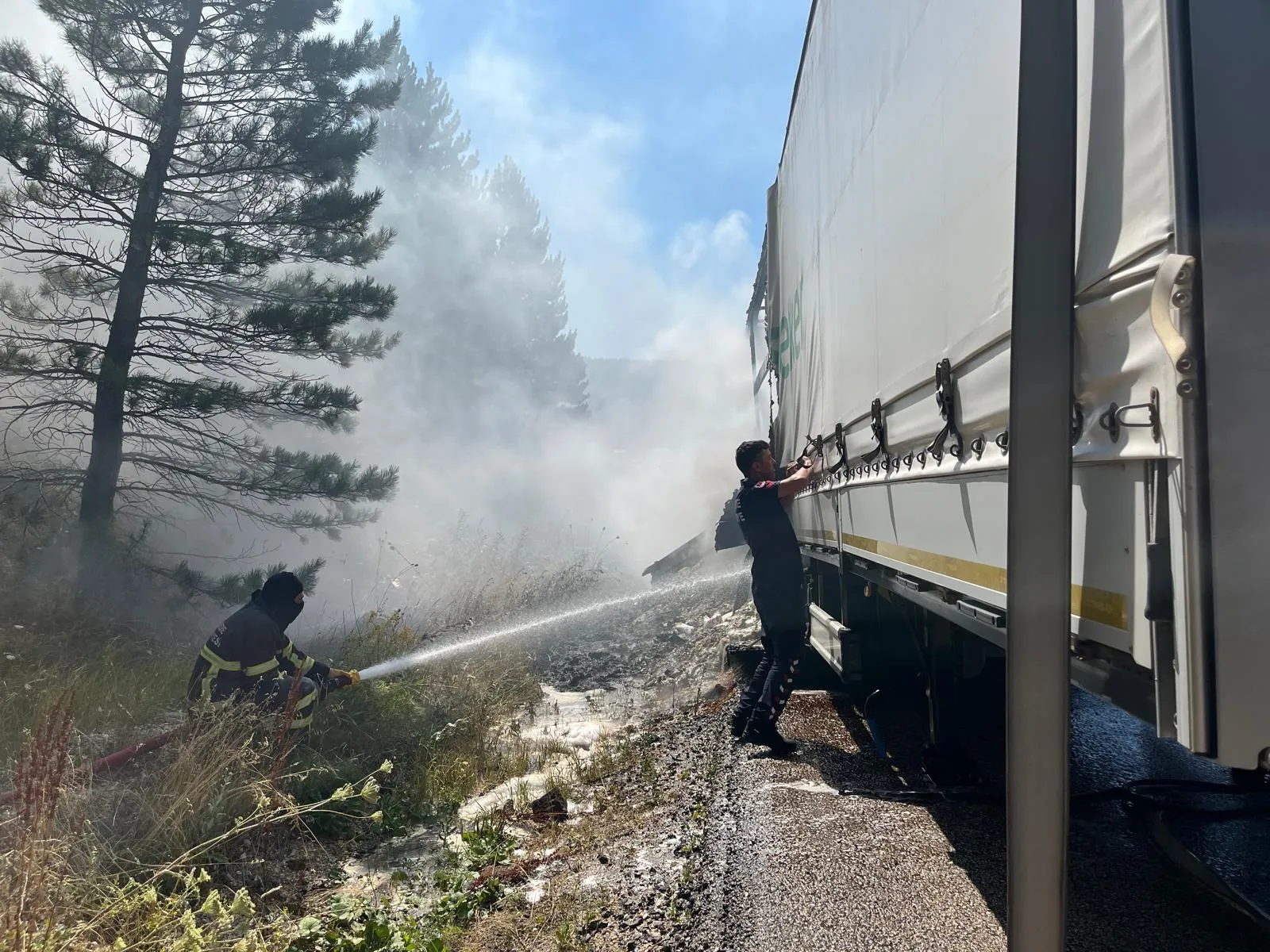 Gerede yolunda şeker taşıyan TIR alevlere teslim oldu