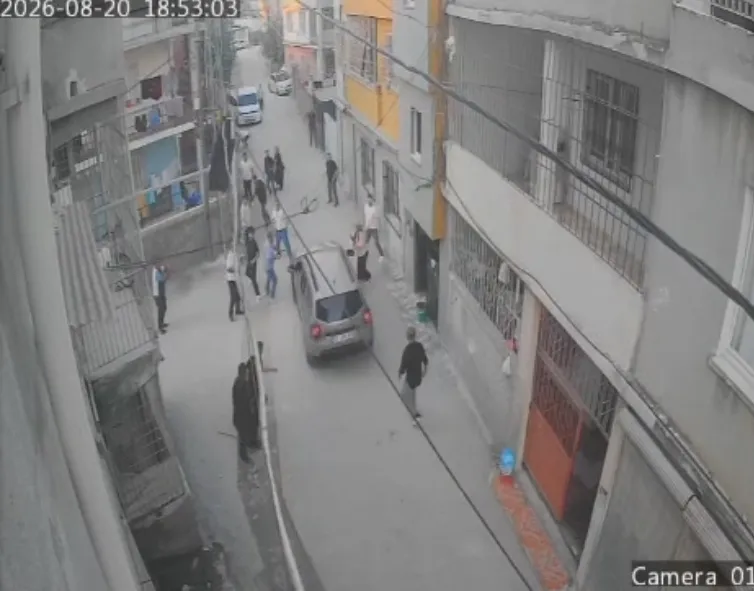Adana'da aile kavgasında direksiyonu kalabalığın üzerine kırdı
