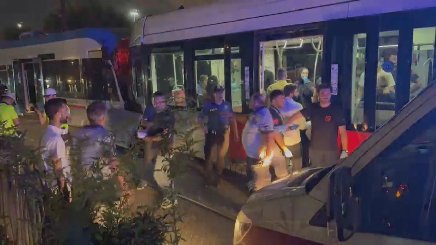 Zeytinburnu'nda tramvaylar kafa kafaya çarpıştı Yaralılar var