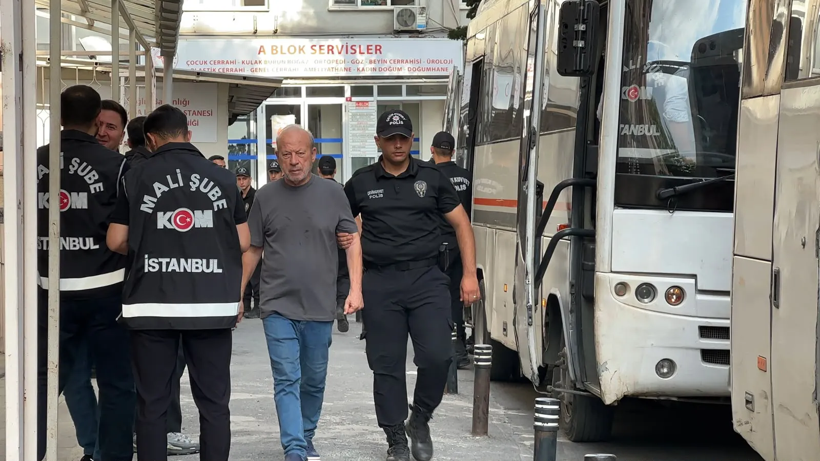 Kuşadası Belediyesi rüşvet operasyonunda 16 kişi adliyeye getirildi
