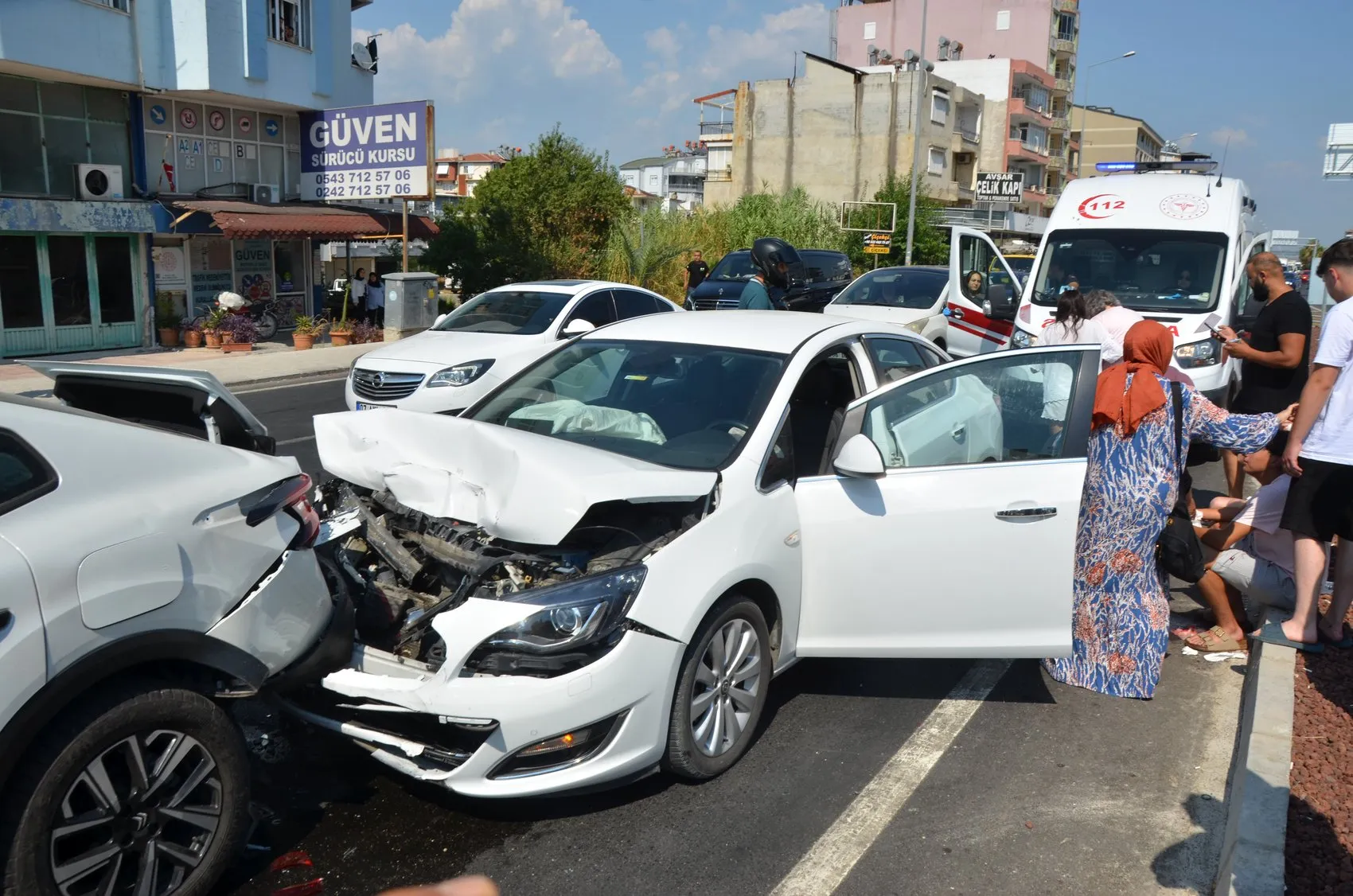 Antalya Serik yolunda beş araç birbirine girdi