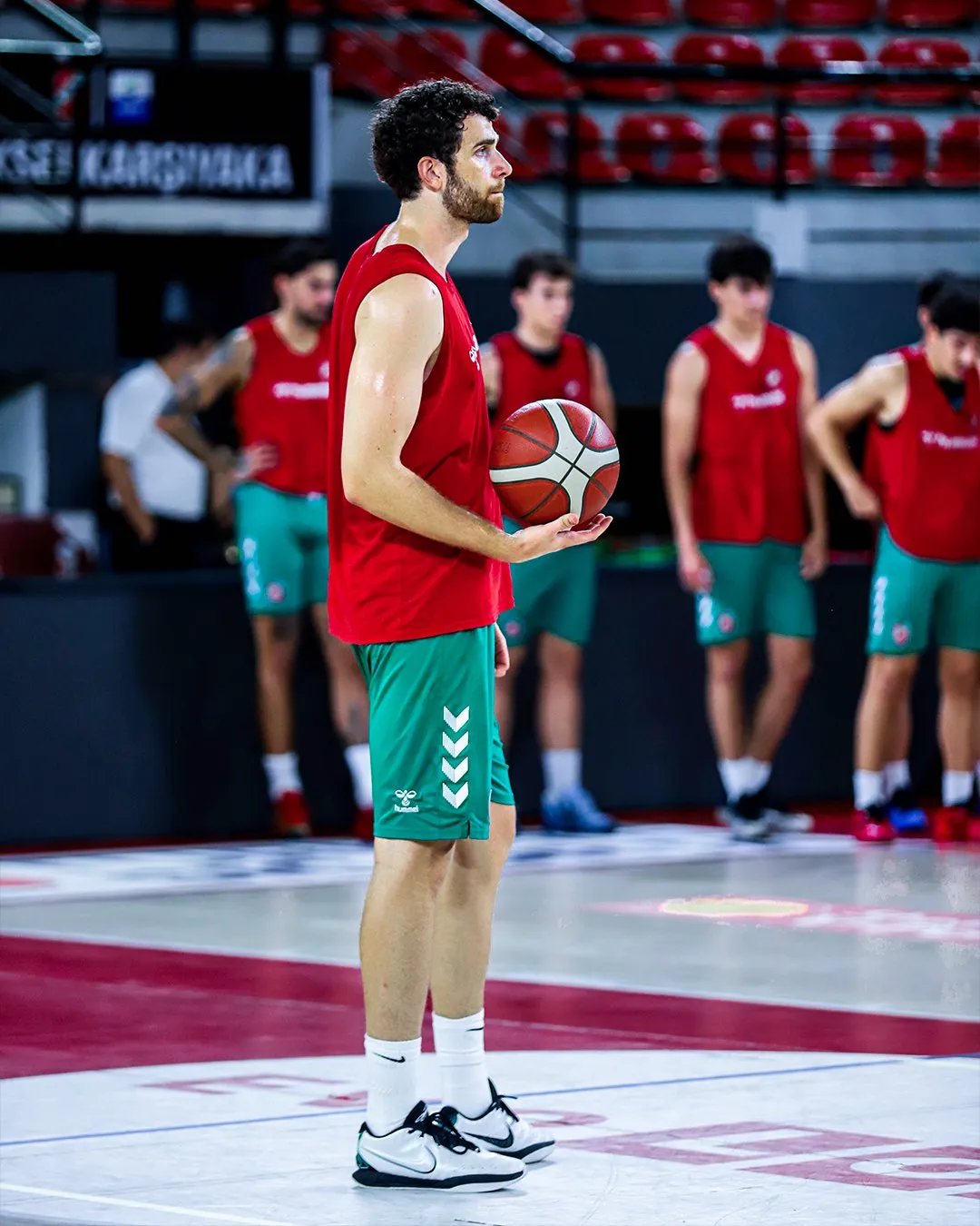Karşıyaka yeni sezon için parkeye indi