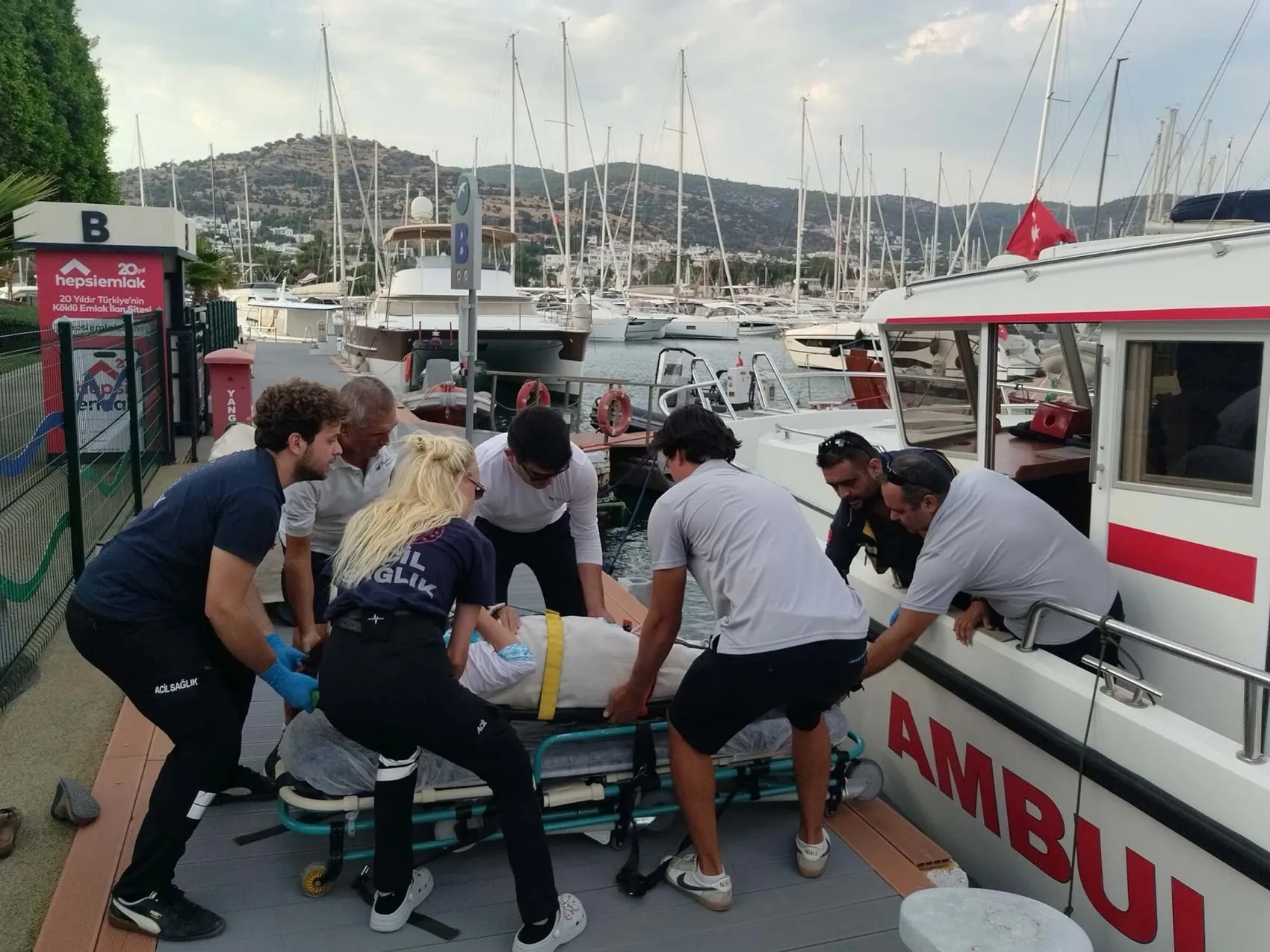 Bodrum açıklarında teknede kaza geçiren Amerikalı turisti deniz ambulansı kurtardı