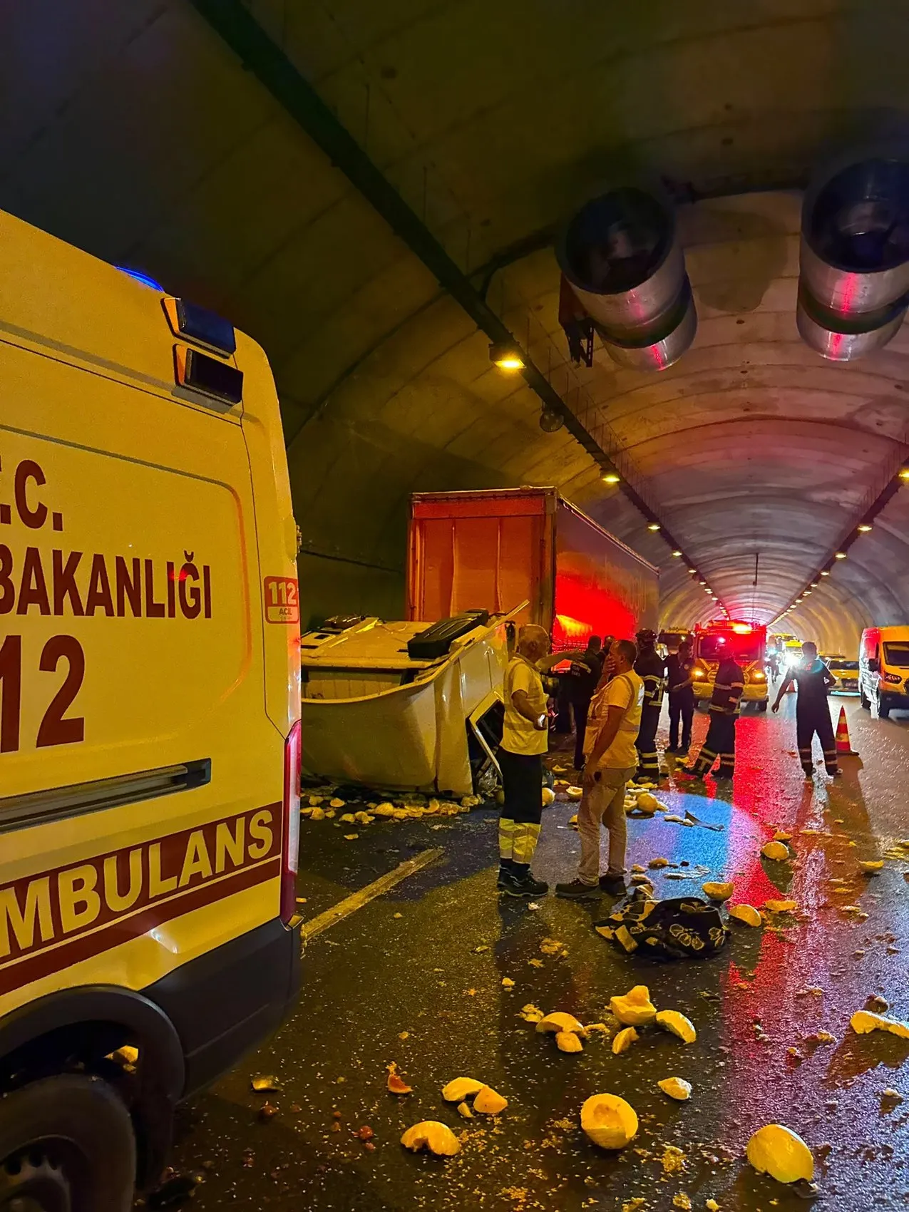 Orhangazi Tüneli'nde korkutan kaza TIR kabini yola savruldu