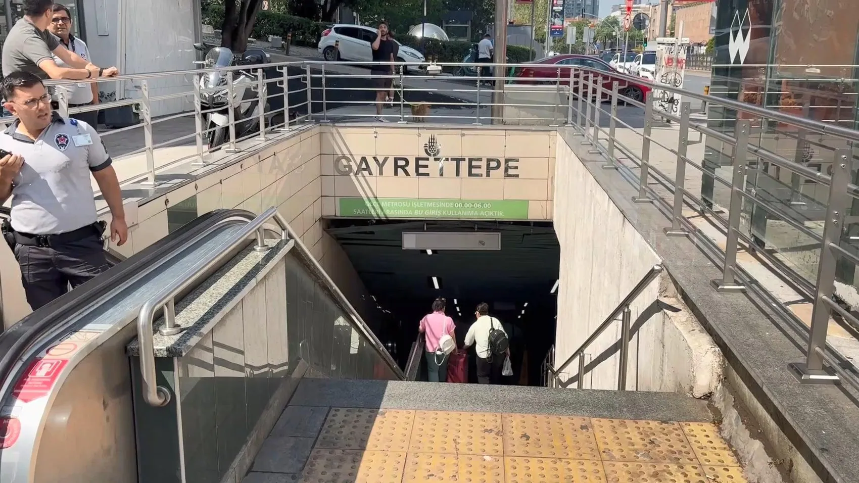 Metro beklerken raylara düşen görme engelli genç kurtarıldı