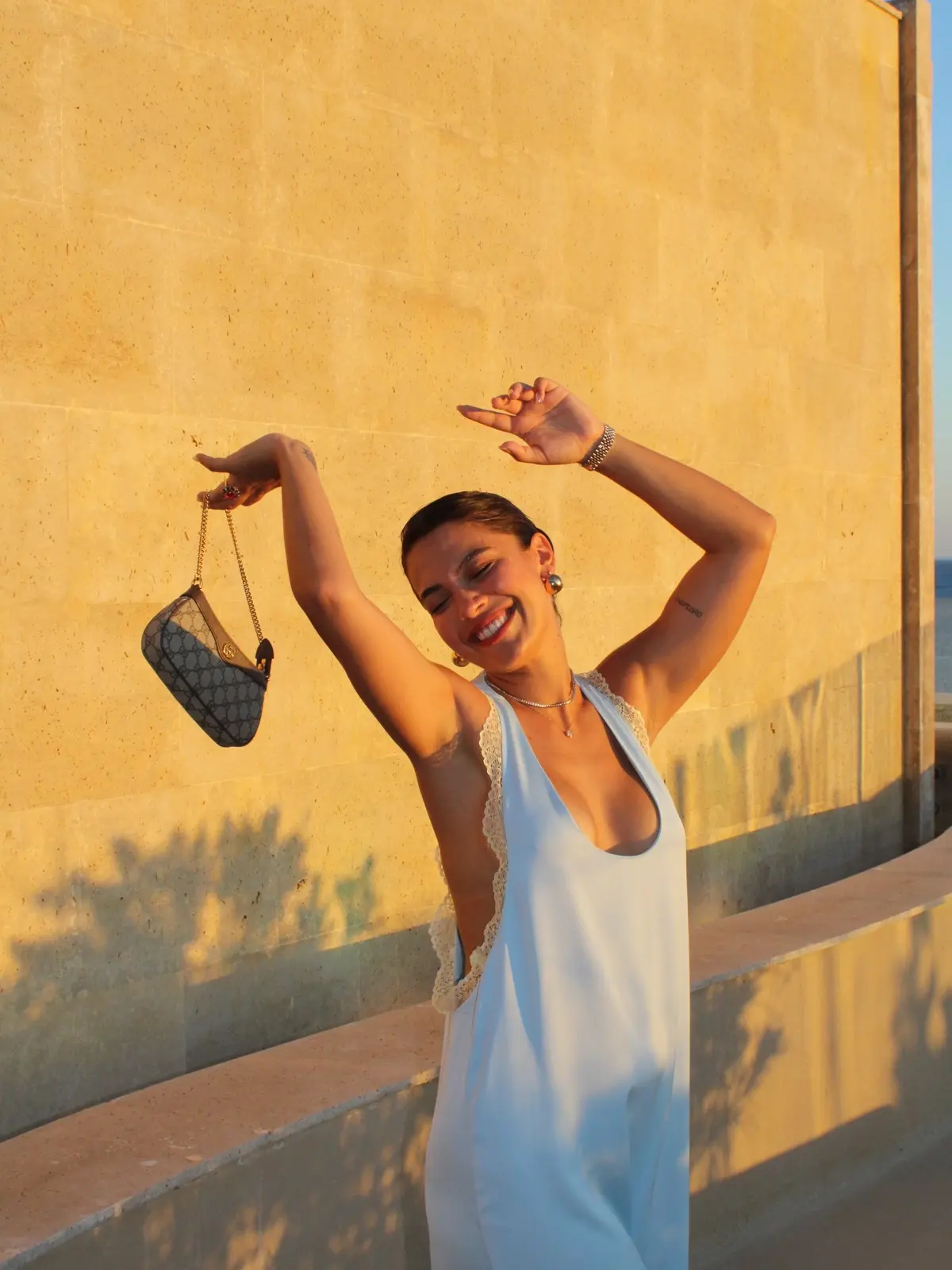 Biran Damla Yılmaz beyaz elbisesiyle sosyal medyayı salladı 1