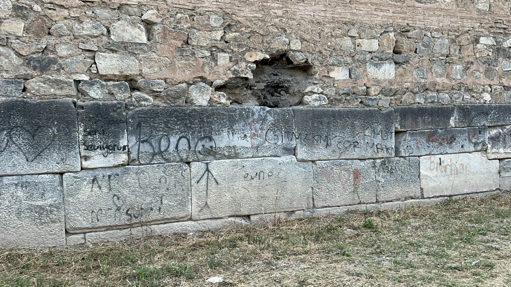İznik’in tarihi surları sprey boyalarla hedef tahtası oldu