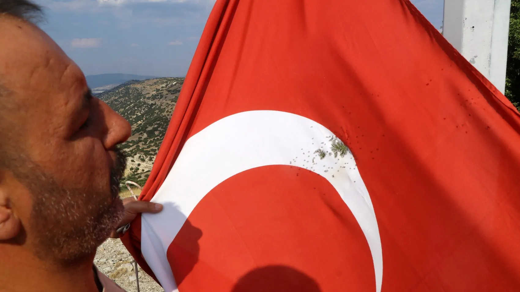 Avşar Tepe'deki bayrağa kurşun attılar, sporcular isyan etti