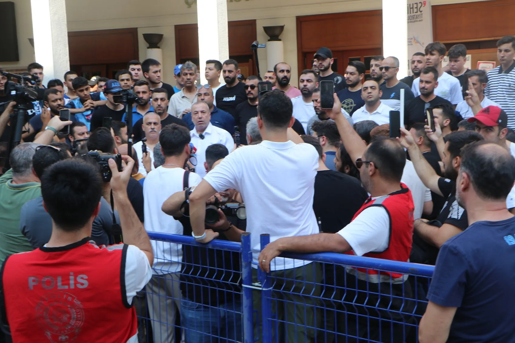 Adana Demirspor taraftarları belediye önünde destek için toplandı