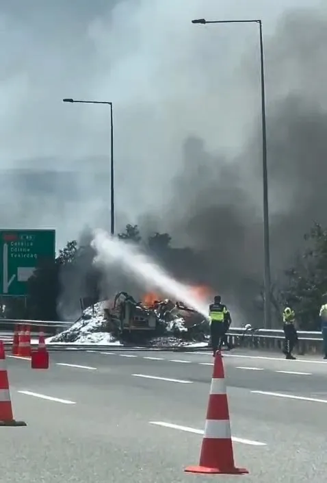 Çatalca yolunda lastik yüklü TIR alevlere teslim oldu