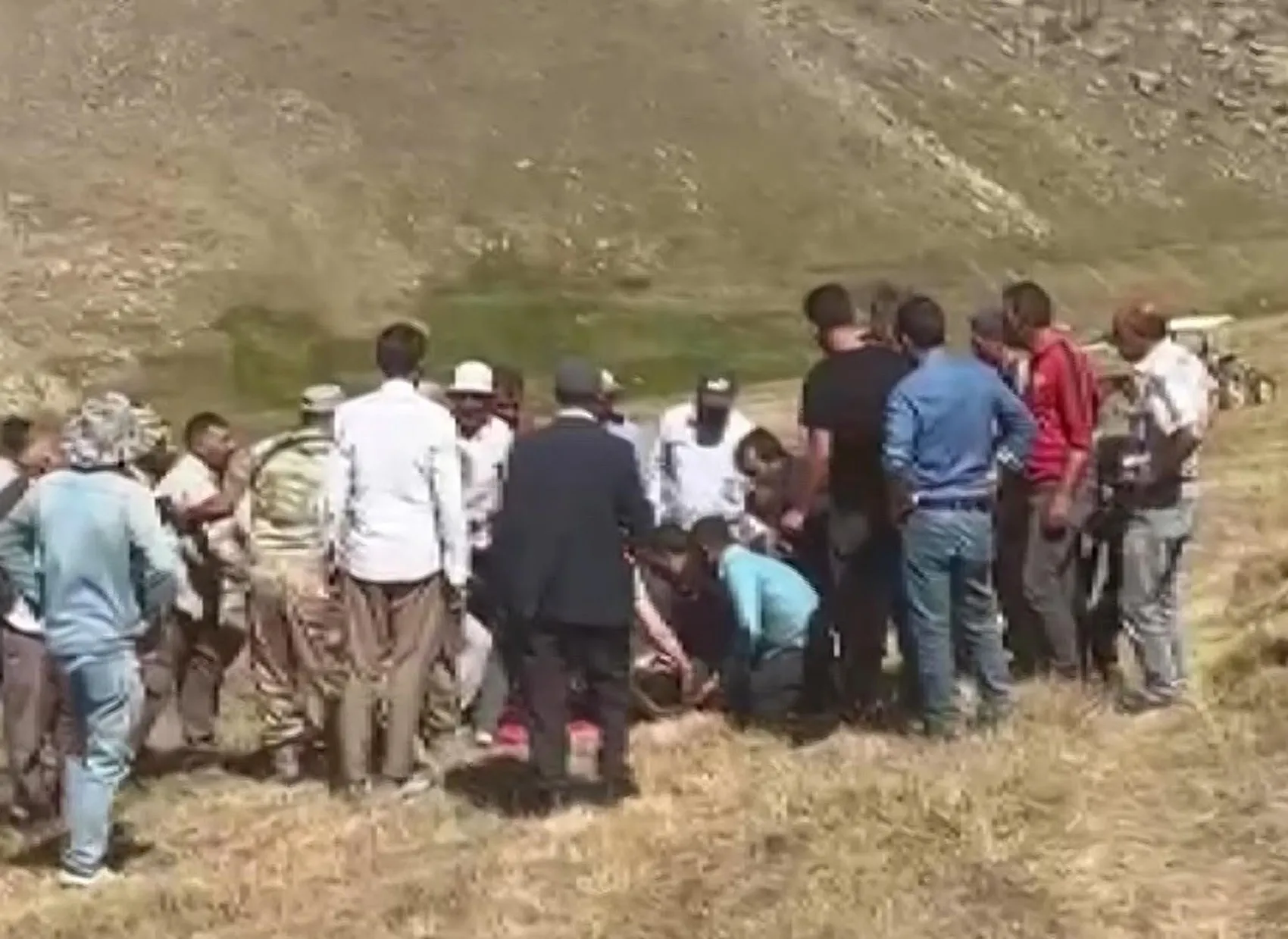 Karayazı'da traktör devrildi, genç sürücü helikopterle hastaneye yetiştirildi