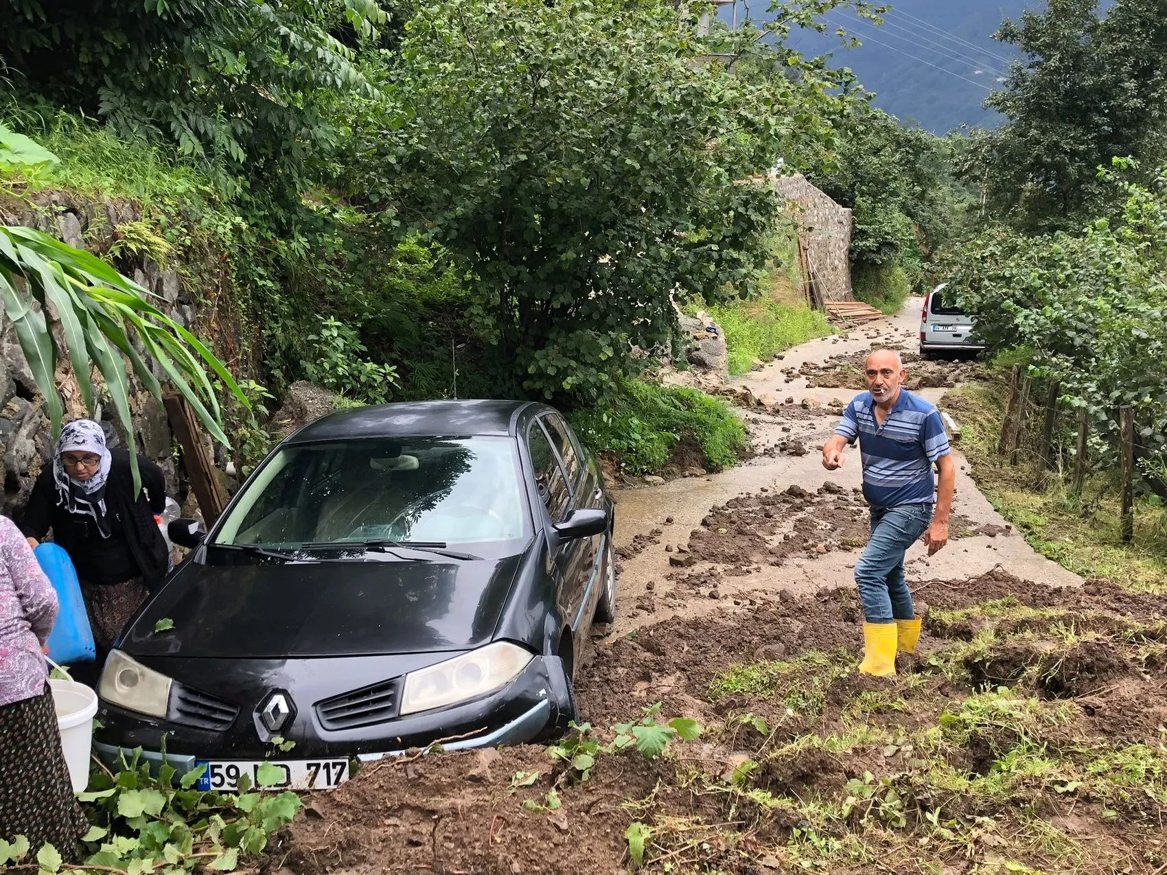 Giresun'da şiddetli sağanak sele dönüştü 2 kişi aranıyor
