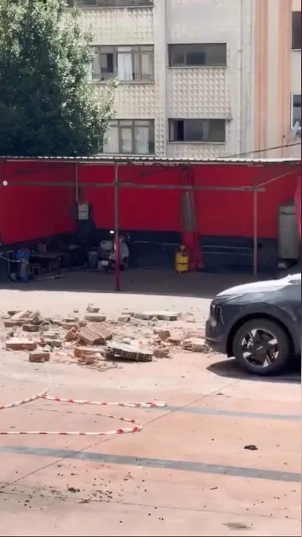 Kağıthane’de istinat duvarı çöktü 12 lüks araç hurdaya döndü