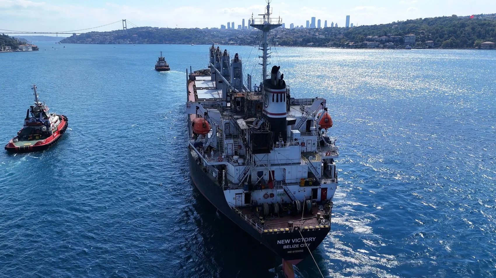 Saldırıya uğrayan yük gemisi İstanbul Boğazı'ndan römorkörlerle geçti