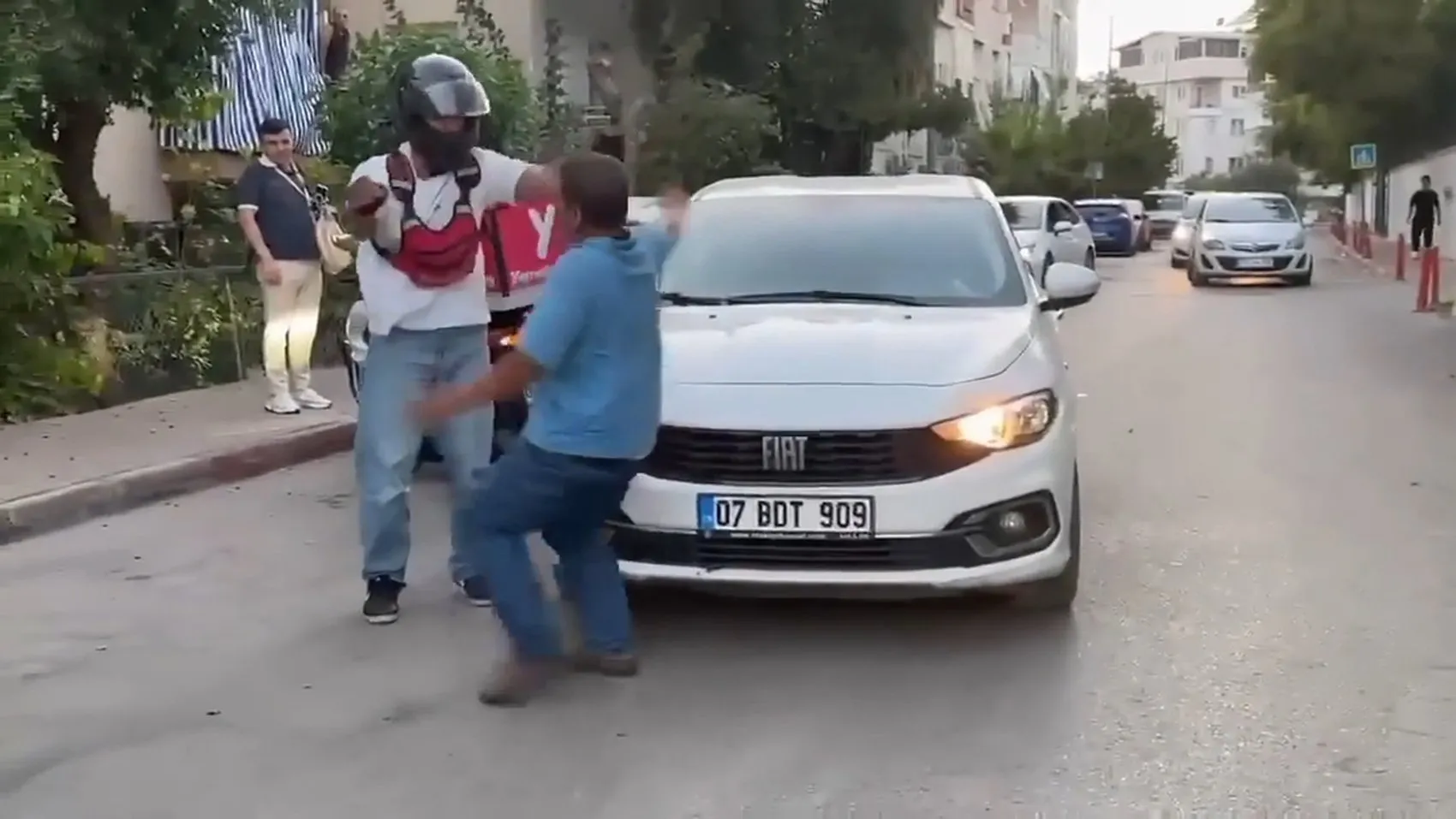 Antalya'da yol verme kavgası Motokurye sürücüyü kaputa yatırıp yumrukladı