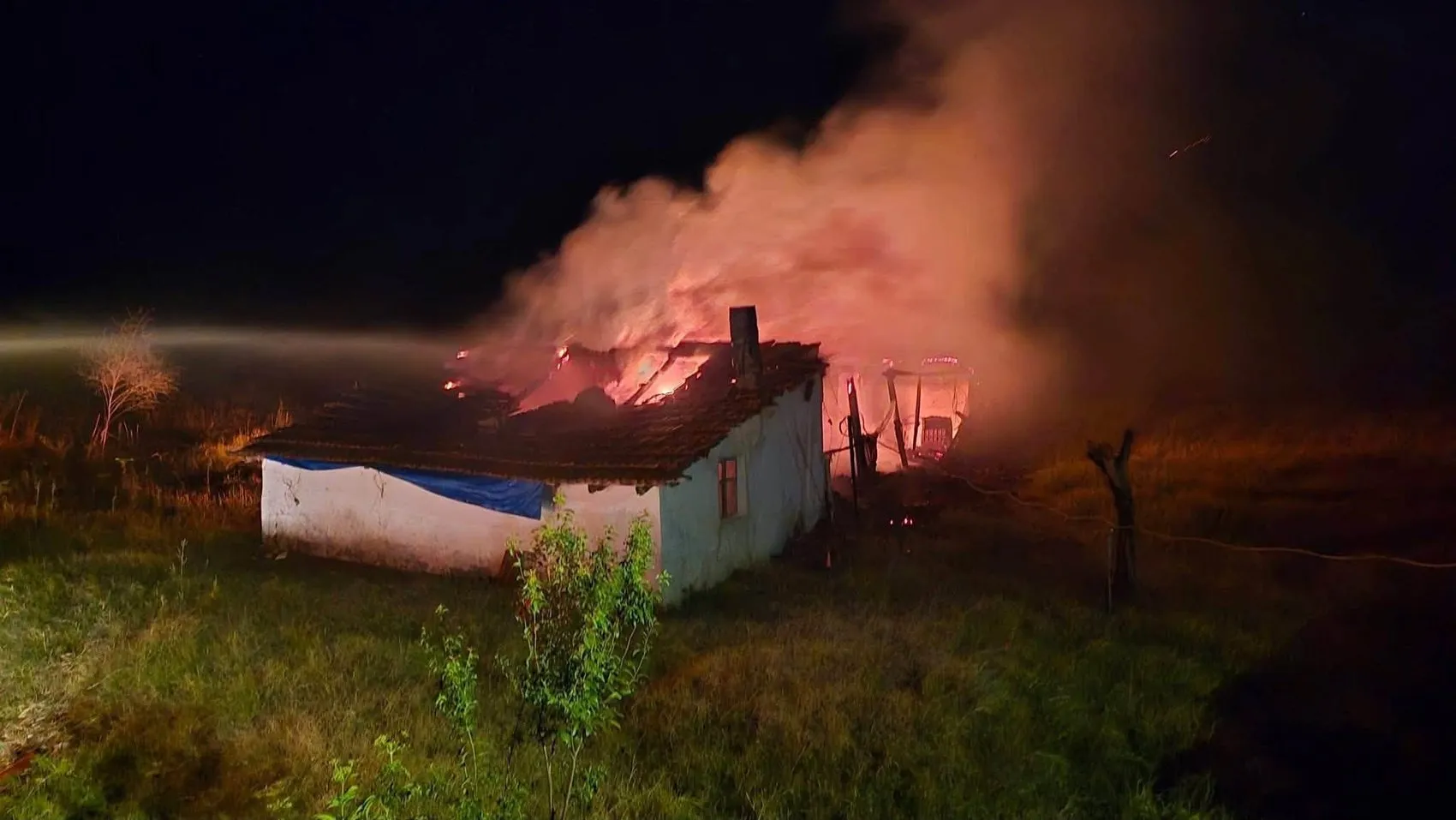 Edirne Meriç'te bir ev elektrik kontağı yüzünden kül oldu