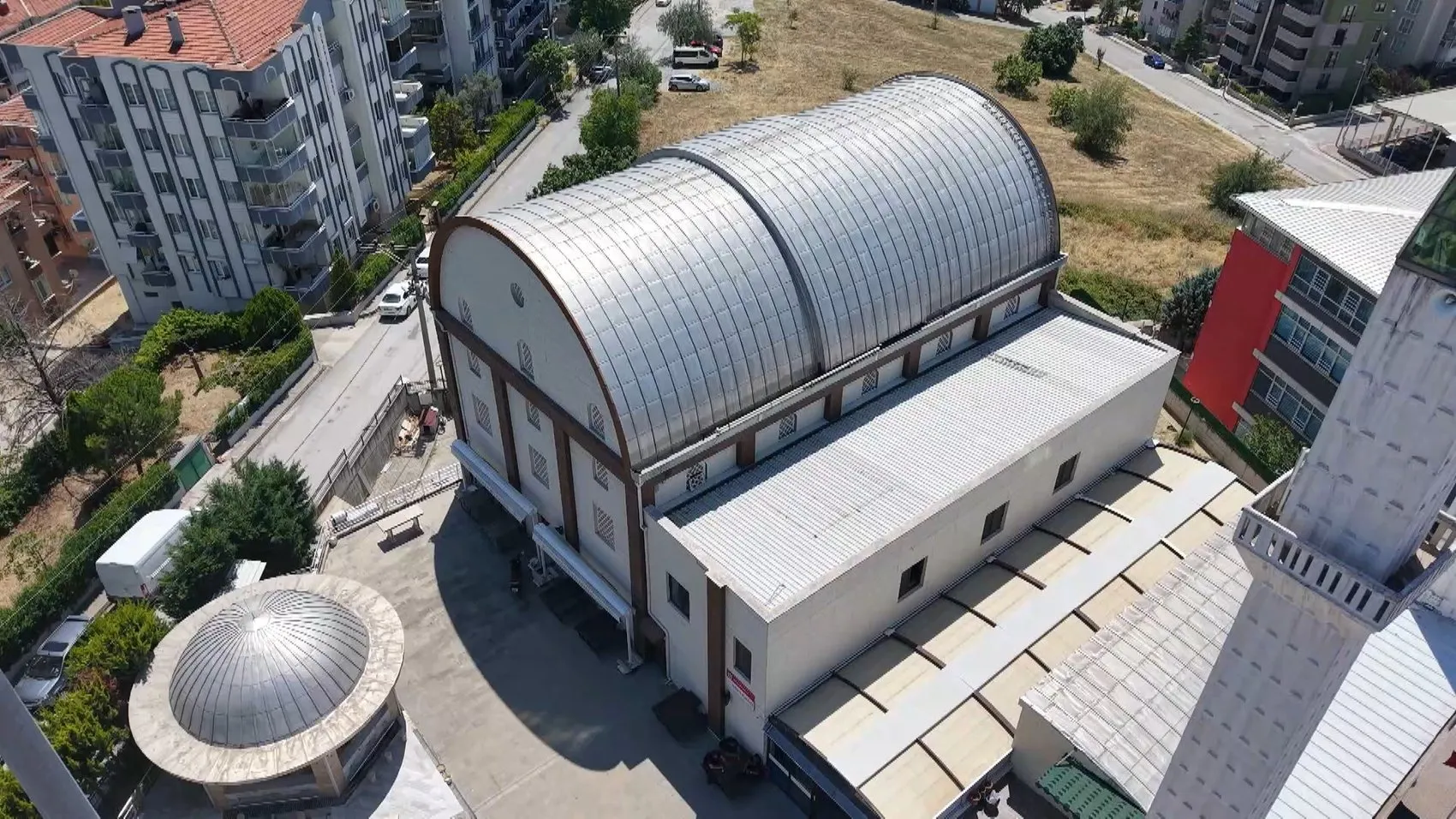 Bursa'da gökyüzü altında namaz kıldıran cami