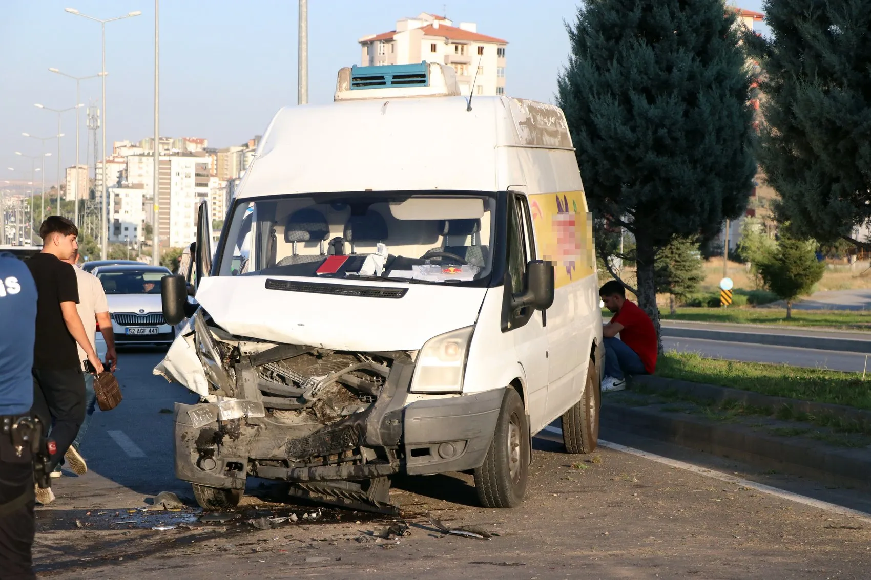 Kayseri'de kontrolden çıkan otomobil karşı şeritteki minibüse çarptı