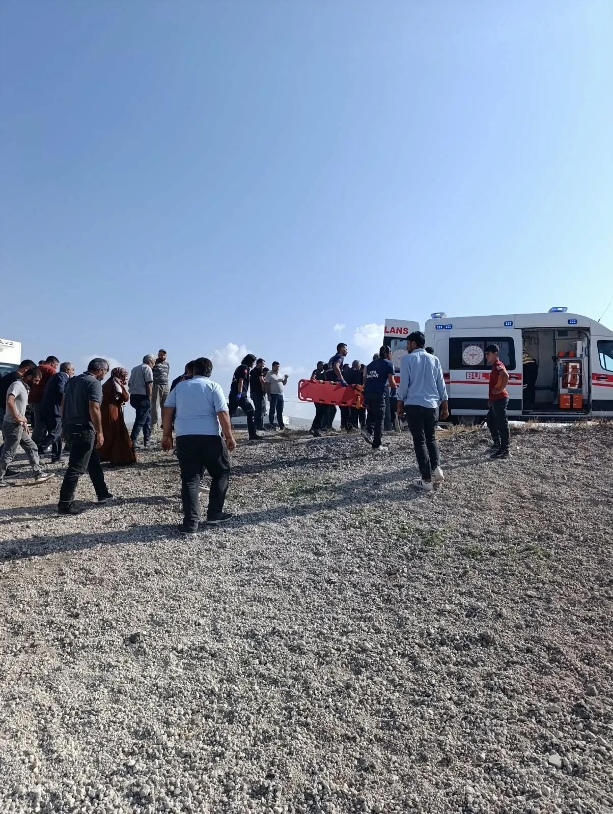 Erciş yolunda can pazarı: Takla atan araçta 6 kişi yaralandı
