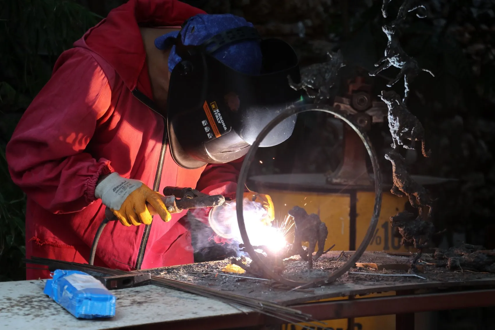 Sanatçı kaynak makinesiyle metalden heykeller inşa ediyor