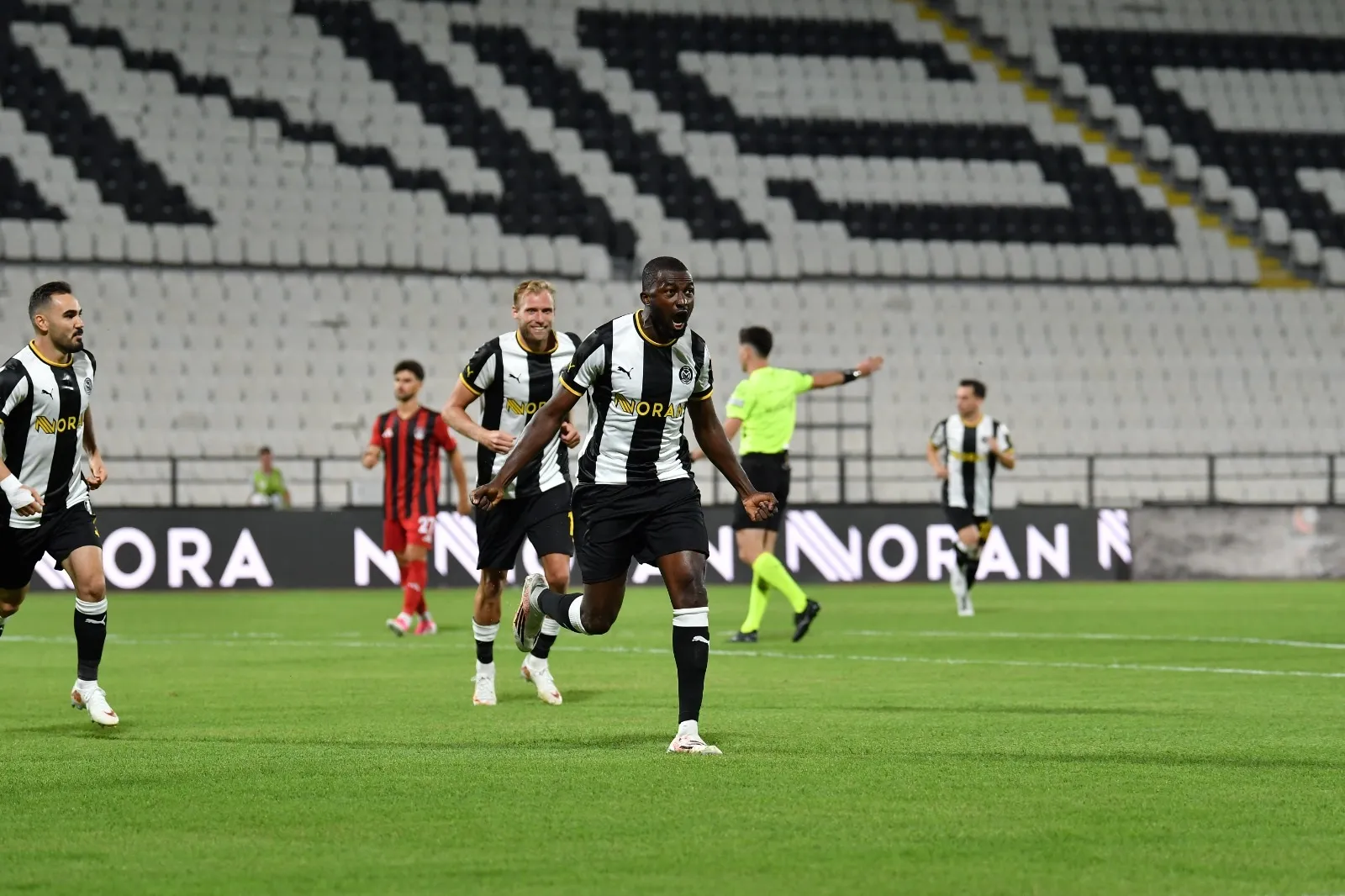 Manisa FK ve Van Spor karşılaşmasından kareler