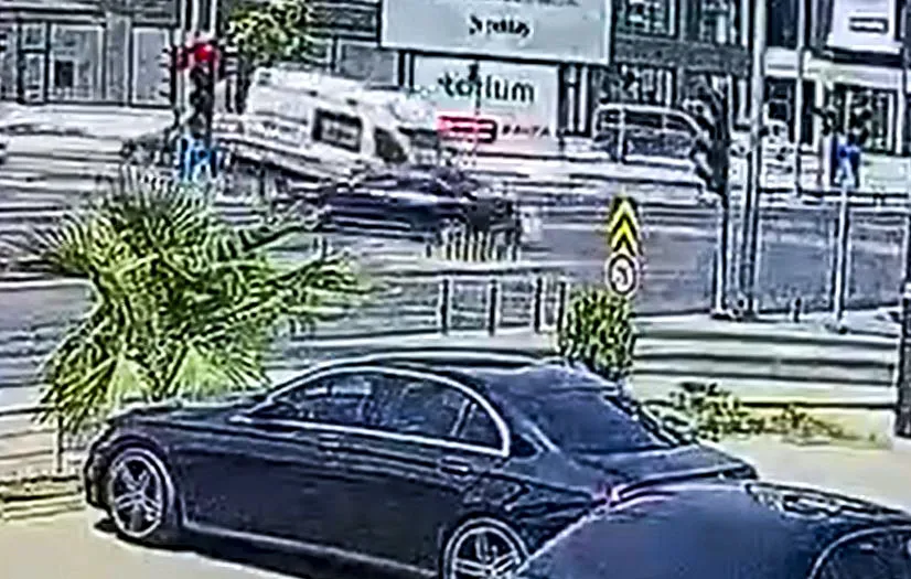 Mersin'de ambulans ve otomobil çarpıştı