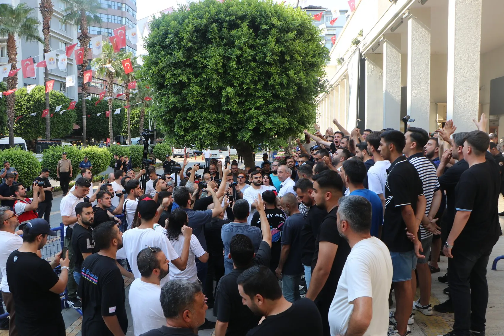 Adana Demirspor taraftarları belediye önünde destek için toplandı
