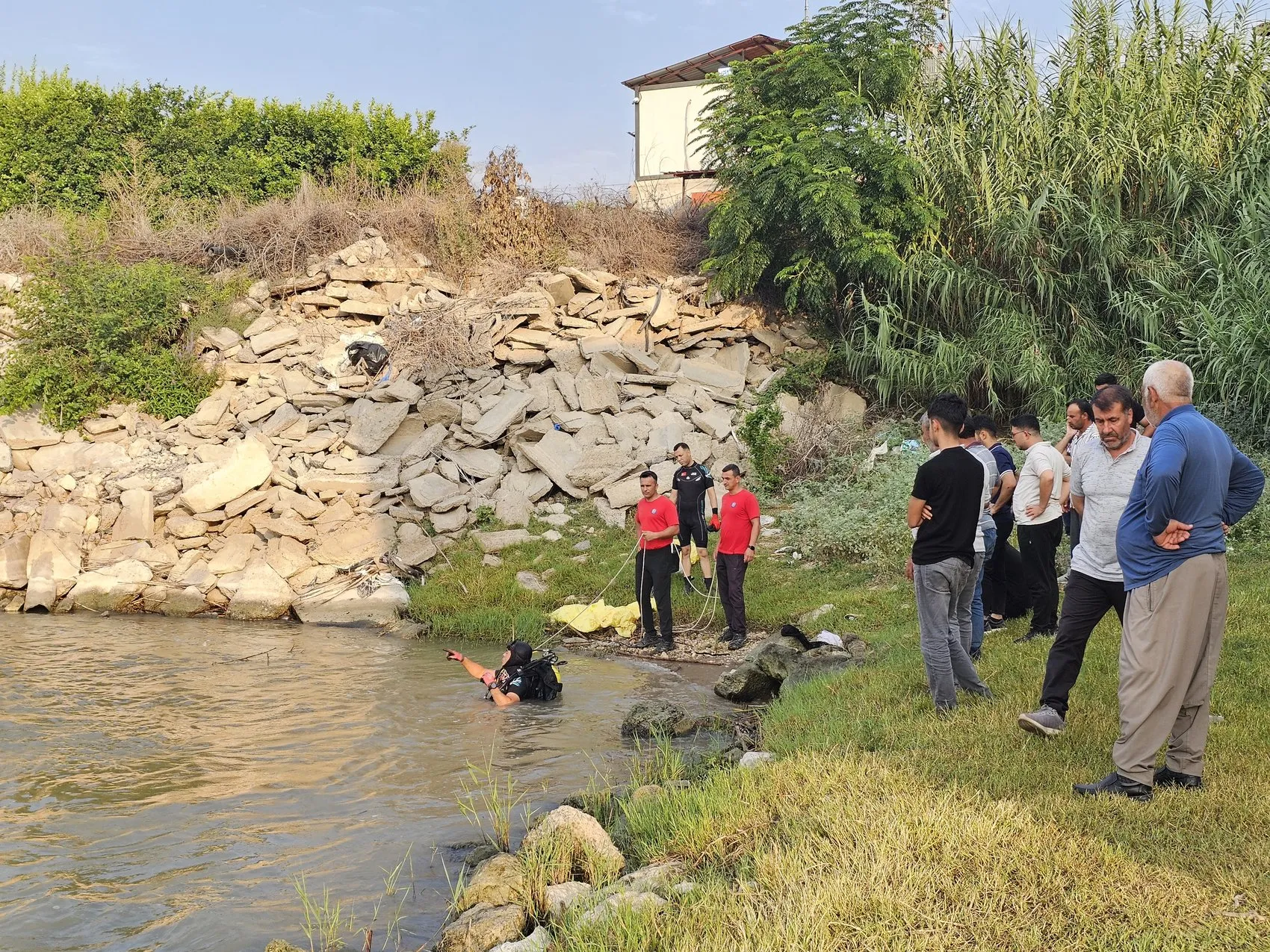 Ceyhan Nehri'nde kaybolan iki çocuk için umutlu bekleyiş sürüyor