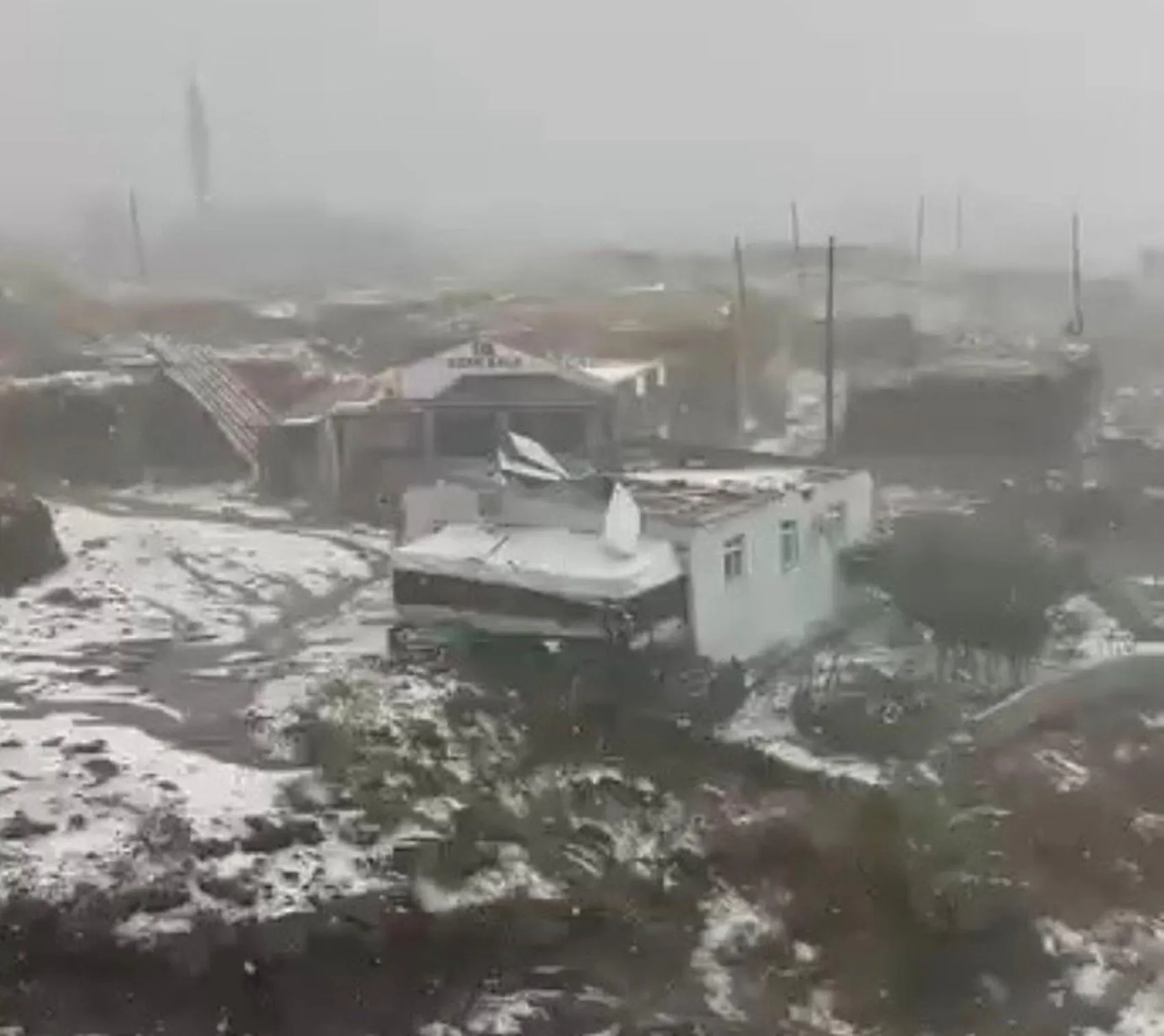 Çıldır'da akşam karanlığında dolu ve fırtına dehşeti Çatılar uçtu, evler su altında