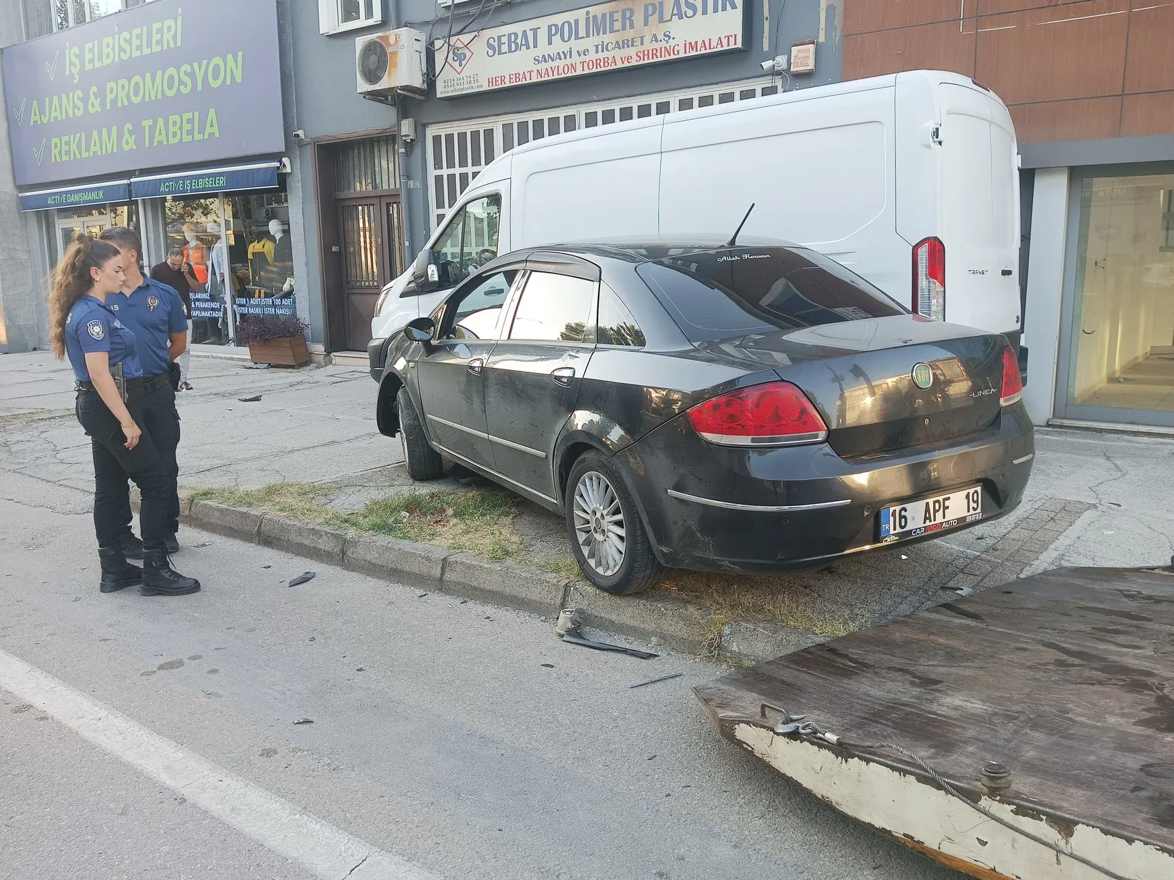 Bursa'da motosiklet kazası İki araç arasında sıkışan sürücü ağır yaralandı