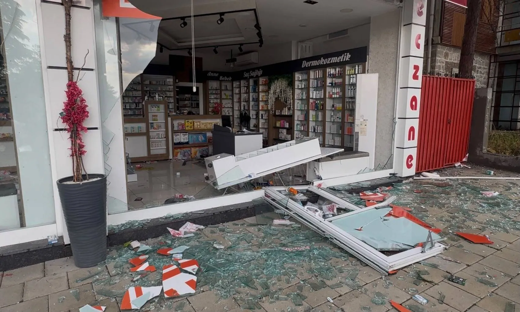 Malatya'da beş dakikalık fırtına şehri birbirine kattı