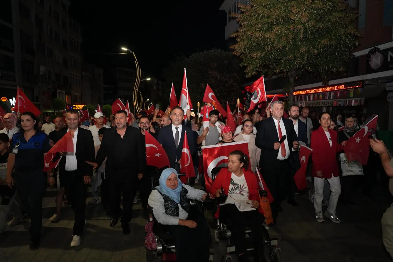 Bolu sokakları 30 Ağustos coşkusuyla aydınlandı