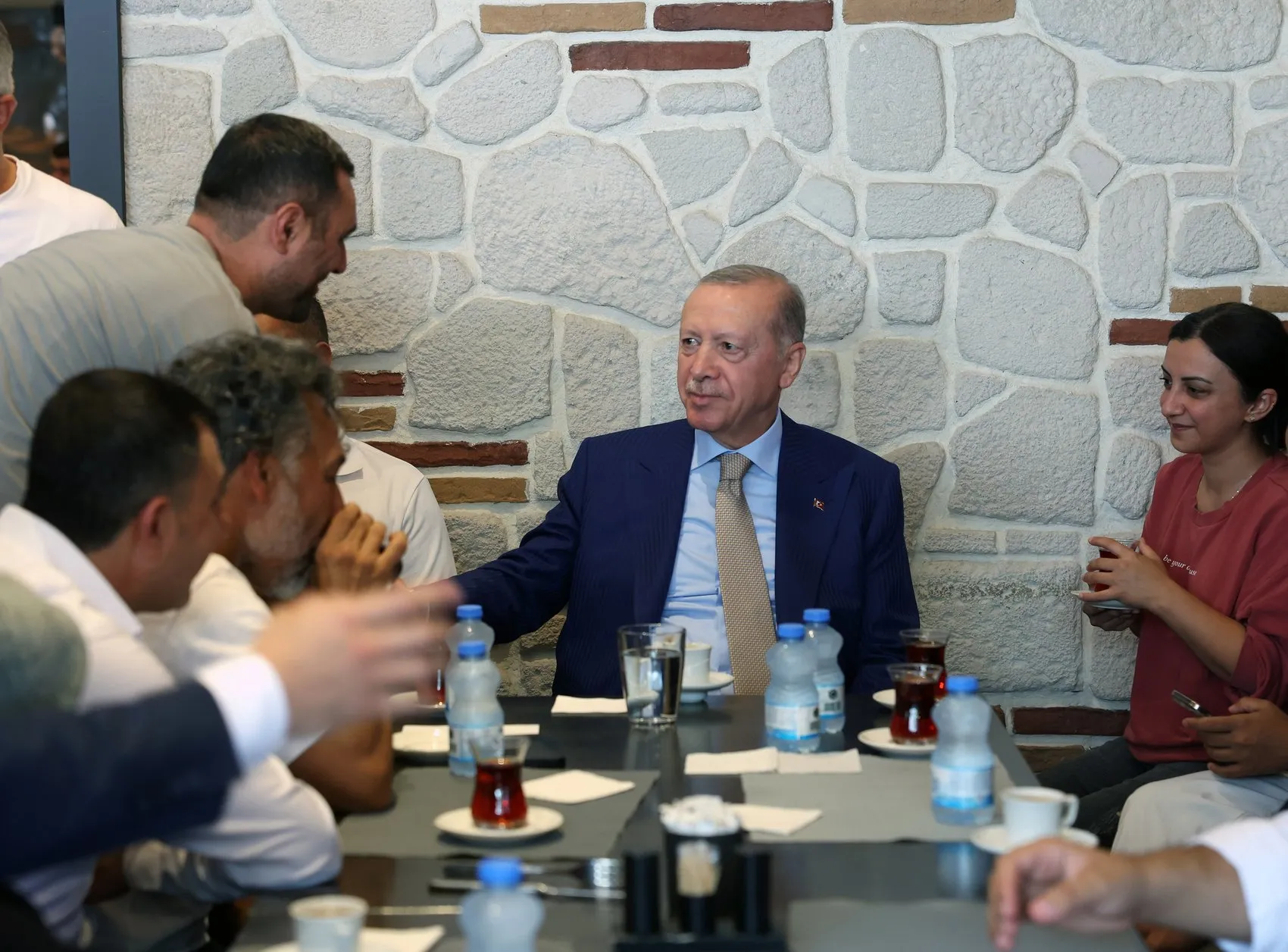 Erdoğan Üsküdar'da esnafla buluştu, çocuklara oyuncak dağıttı