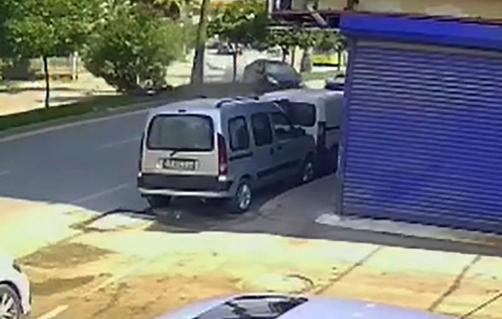 Adana'da kontrolden çıkan otomobil ağaca çarptı