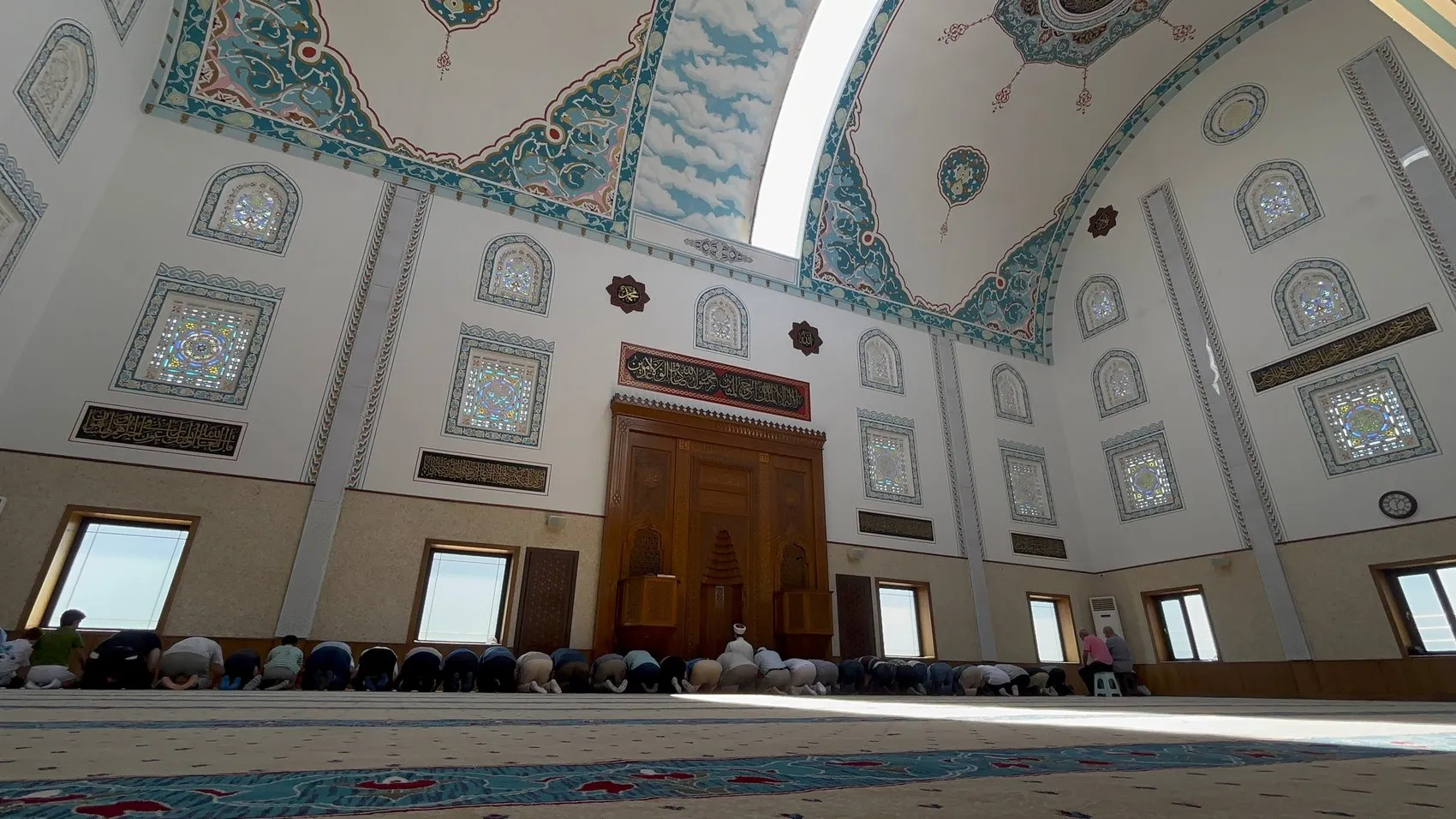Bursa'da gökyüzü altında namaz kıldıran cami