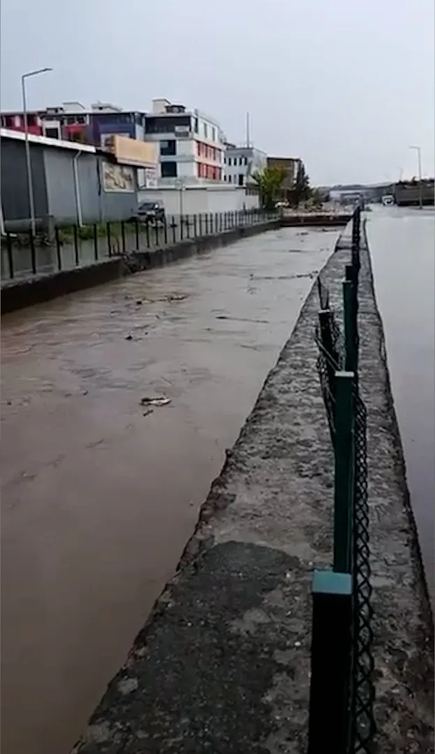 Samsun'da sağanak hayatı felç etti
