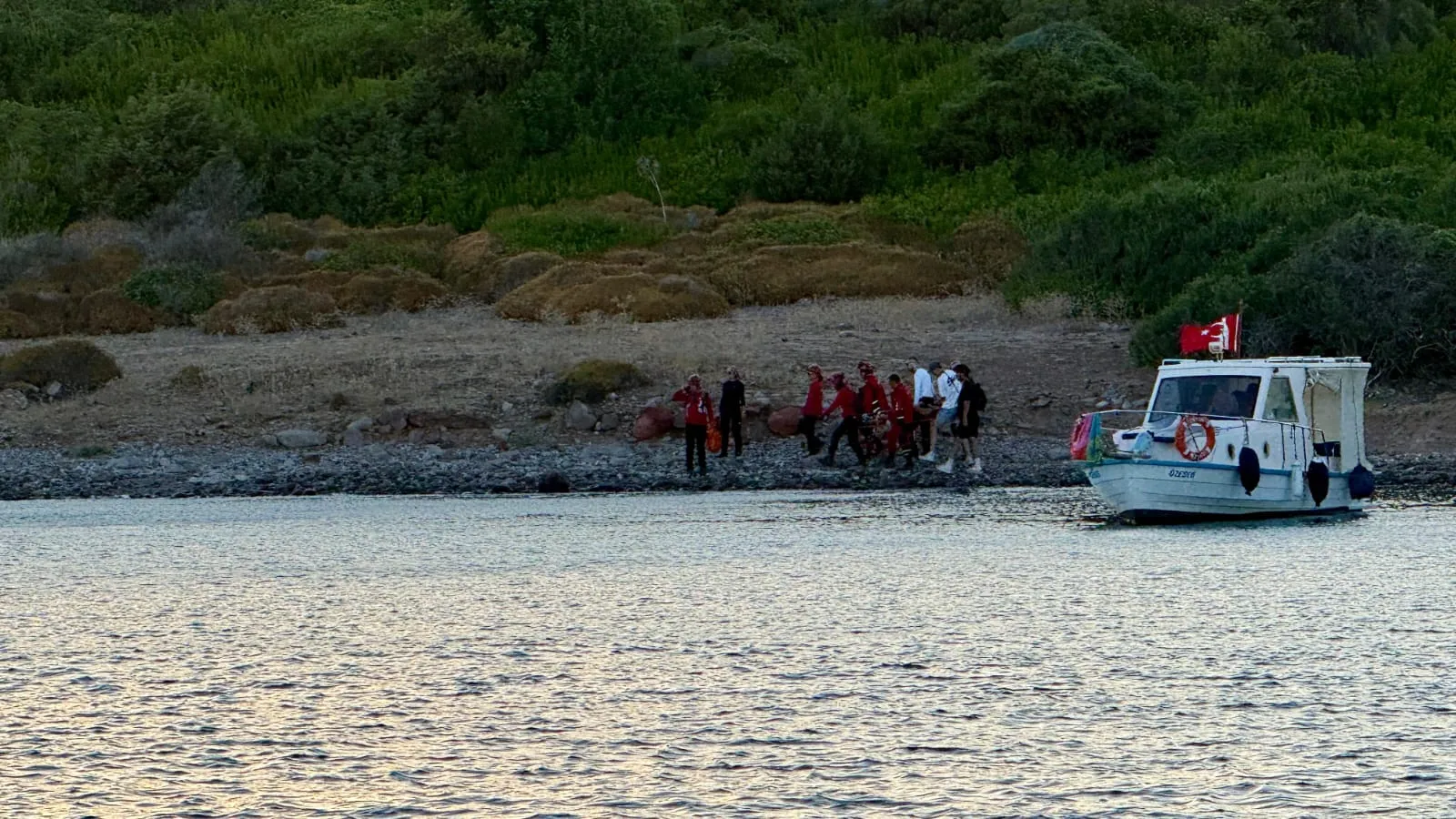 Bodrum'da Akvaryum Koyu'nda düşen genç deniz ambulansıyla hastaneye ulaştı